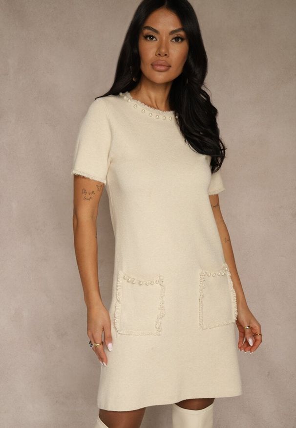 Renee - Jasnobeżowa Sweterkowa Sukienka Trapezowa z Perełkami przy Dekolcie i Kieszeniach Fenatusa. Okazja: na co dzień. Kolor: beżowy. Materiał: jeans. Typ sukienki: trapezowe. Styl: casual