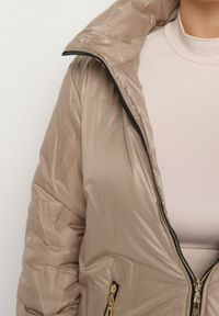Born2be - Beżowa Pikowana Kurtka o Prostym Kroju z Kapturem ze Ściągaczami Falesaa. Okazja: na co dzień. Typ kołnierza: kaptur. Kolekcja: plus size. Kolor: beżowy. Materiał: jeans. Styl: casual, elegancki #3