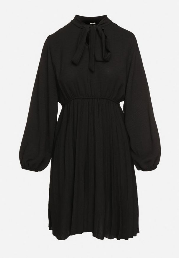 Born2be - Czarna Plisowana Sukienka z Ozdobnym Wiązaniem i Gumką w Talii Melondria. Okazja: na spotkanie biznesowe, na imprezę. Kolor: czarny. Długość rękawa: długi rękaw. Sezon: lato. Styl: biznesowy