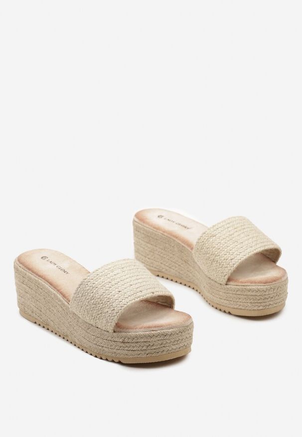 Renee - Beżowe Klapki z Wyściółką z Ekozamszu na Koturnie Ozdobionym Plecionką Fitesa. Okazja: na co dzień. Nosek buta: otwarty. Kolor: beżowy. Materiał: jedwab, jeans. Wzór: aplikacja. Sezon: lato. Obcas: na koturnie. Styl: casual, boho, elegancki