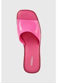 melissa - Melissa klapki MELISSA SHAPE AD damskie kolor różowy na słupku M.32955.AG076. Kolor: różowy. Materiał: materiał, guma, kauczuk. Wzór: gładki. Obcas: na słupku. Wysokość obcasa: średni #4