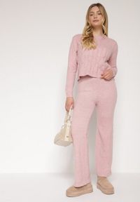 Born2be - Jasnoróżowy Komplet z Wełną i Bawełną Sweter ze Splotem i Szerokie Spodnie Reinettia. Kolor: różowy. Materiał: wełna, bawełna. Wzór: ze splotem #2