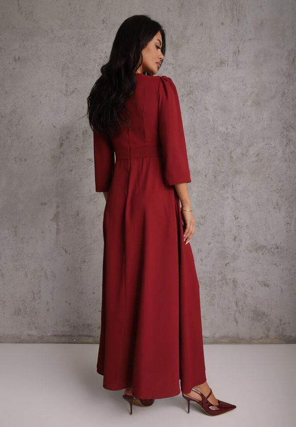 Renee - Bordowa Elegancka Sukienka o Kopertowym Kroju Zdobiona Aplikacją w Talii Zilendra. Kolor: czerwony. Wzór: aplikacja. Typ sukienki: kopertowe. Styl: elegancki