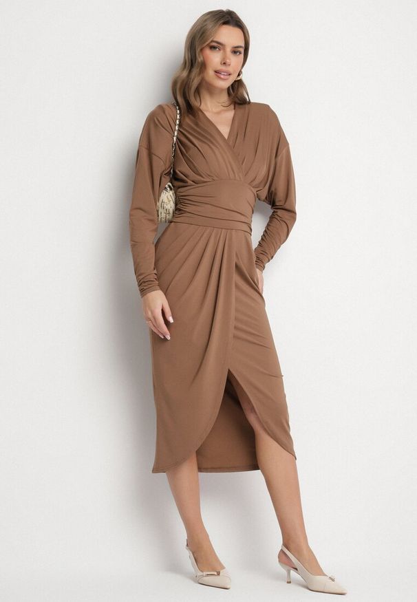 Born2be - Brązowa Sukienka Kopertowa z Wiskozą Zdobiona Marszczeniem Edivana. Kolor: brązowy. Materiał: wiskoza. Wzór: aplikacja. Typ sukienki: kopertowe. Styl: klasyczny, elegancki