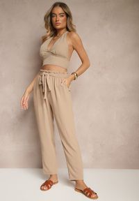 Renee - Ciemnobeżowe Spodnie High Waist Ozdobione Wiązanym Paskiem Araleira. Okazja: na co dzień, na spacer. Stan: podwyższony. Kolor: beżowy. Materiał: jedwab. Długość: długie. Wzór: aplikacja. Sezon: wiosna. Styl: casual
