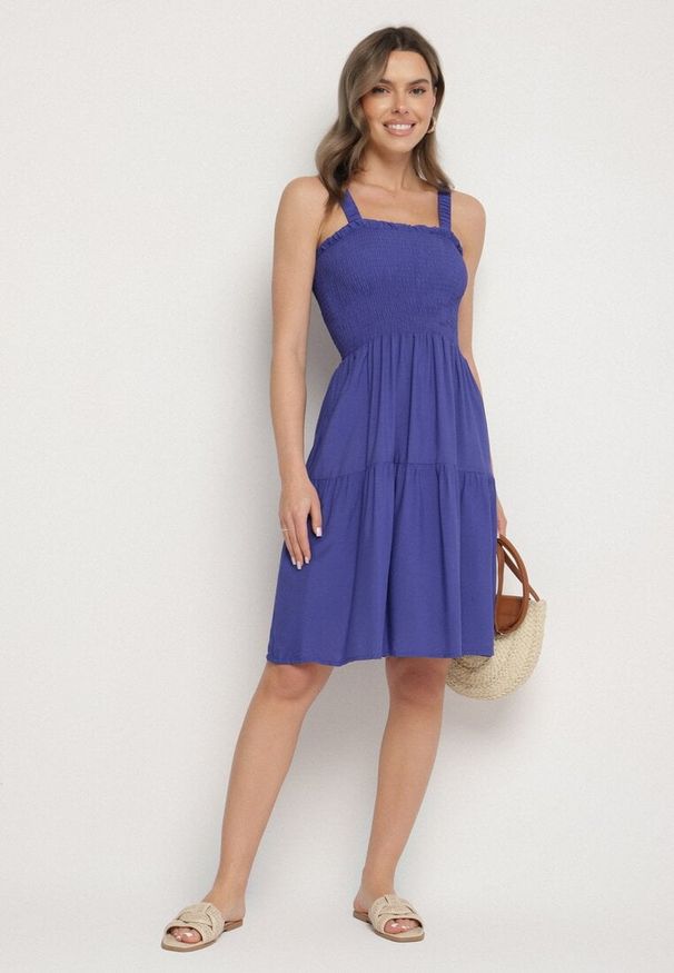 Born2be - Niebieska Rozkloszowana Sukienka na Ramiączkach z Wiskozy Miravelia. Okazja: na co dzień. Typ kołnierza: dekolt kwadratowy. Kolor: niebieski. Materiał: wiskoza. Długość rękawa: na ramiączkach. Typ sukienki: proste. Styl: casual