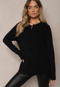 Renee - Czarny Casualowy Kardigan z Bawełną z Kieszonkami Ozdobiony Tłoczeniem Mevanille. Okazja: na co dzień. Kolor: czarny. Materiał: bawełna. Długość rękawa: długi rękaw. Długość: długie. Wzór: aplikacja. Styl: casual