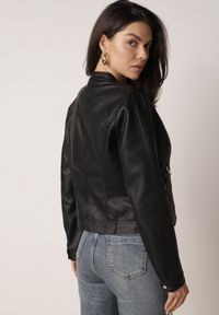 Born2be - Czarna Gładka Kurtka Ramoneska o Taliowanym Kroju Tessalin. Okazja: na co dzień. Kolor: czarny. Materiał: poliester, jeans. Wzór: gładki. Styl: casual #7