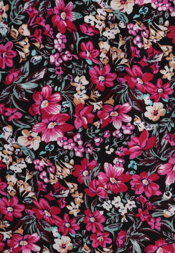 Renee - Czarno-Różowa Sukienka z Bawełny w Drobne Kwiaty z Kopertowym Dekoltem i Gumką w Talii Calnea. Okazja: na spacer, na co dzień, na randkę. Typ kołnierza: dekolt kopertowy. Kolor: czarny. Materiał: bawełna. Długość rękawa: krótki rękaw. Wzór: kwiaty. Typ sukienki: kopertowe. Styl: casual, elegancki, sportowy