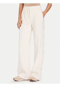 Guess Spodnie dresowe V5BB12 KCX22 Beżowy Wide Leg. Kolor: beżowy. Materiał: syntetyk