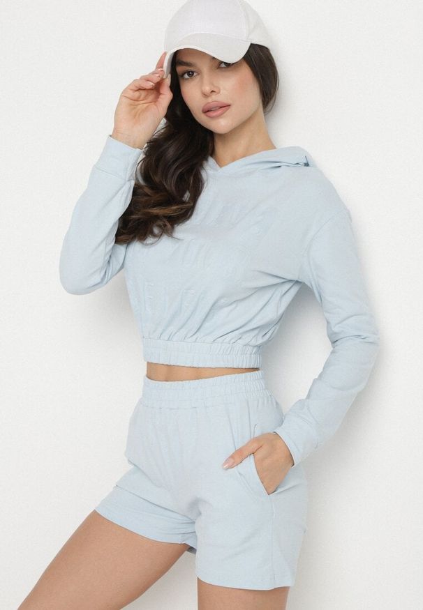 Born2be - Jasnoniebieski Bawełniany Komplet Sportowy Bluza z Kapturem i Szorty Izilia. Kolor: niebieski. Materiał: bawełna