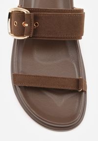 Renee - Brązowe Klapki z Imitacji Zamszu na Płaskiej Podeszwie z Dużą Sprzączką Zabrina. Okazja: na co dzień. Kolor: brązowy. Materiał: zamsz. Wzór: paski. Sezon: lato. Obcas: na płaskiej podeszwie. Styl: boho, casual #2