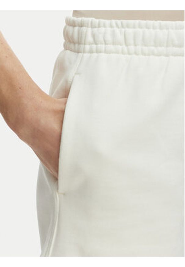 Lacoste Szorty sportowe GF5341 Écru Regular Fit. Kolor: kremowy. Materiał: bawełna