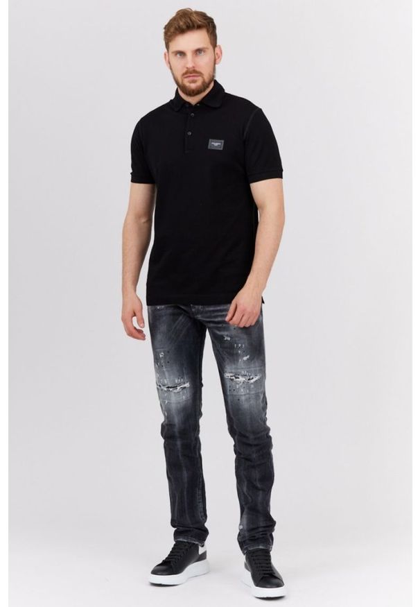 Dolce and Gabbana - DOLCE & GABBANA Czarna koszulka polo z aplikacją z logo. Typ kołnierza: polo. Kolor: czarny. Materiał: prążkowany. Długość rękawa: krótki rękaw. Wzór: aplikacja