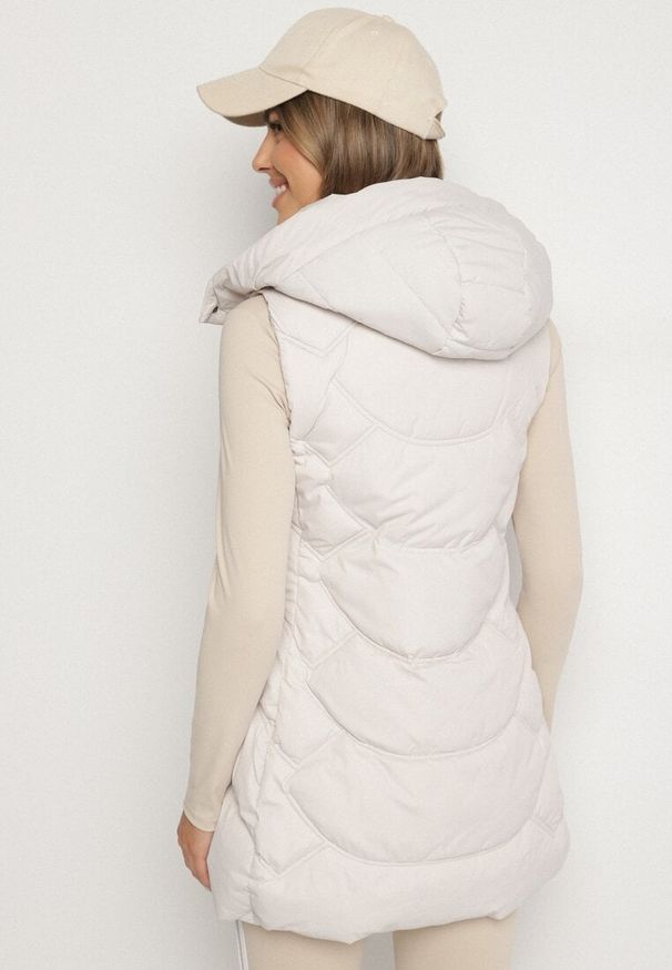 Born2be - Jasnoszara Kamizelka z Odpinanym Kapturem Ozdobiona Pikowaniem Tulira. Okazja: na co dzień. Kolor: szary. Materiał: jeans. Wzór: aplikacja. Styl: elegancki, casual, klasyczny