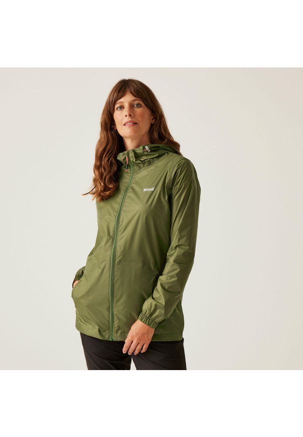 Regatta - Kurtka trekkingowa damska Pack It Jacket III kieszonkowa przeciwdeszczowa. Kolor: zielony. Materiał: softshell. Sport: turystyka piesza