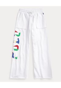 Ralph Lauren - RALPH LAUREN - Bawełniane białe dresowe spodnie z szerokimi nogawkami. Kolor: biały. Materiał: dresówka, bawełna. Długość: długie. Wzór: haft, napisy, kolorowy