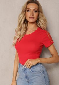 Renee - Czerwony T-shirt z Bawełny Ozdobiony Ażurową Koronką Sarille. Okazja: na plażę. Kolor: czerwony. Materiał: bawełna, koronka. Wzór: aplikacja, koronka, ażurowy. Sezon: lato #4