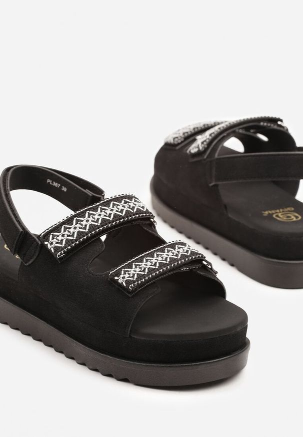 Born2be - Czarne Sandały na Grubej Podeszwie z Zapięciem na Rzep i Ozdobnym Haftem Soricca. Okazja: na imprezę, na co dzień. Zapięcie: rzepy. Kolor: czarny. Wzór: haft. Sezon: lato. Styl: casual, elegancki
