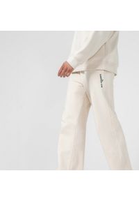outhorn - Szerokie spodnie dresowe damskie - kremowe. Kolor: kremowy. Materiał: dresówka. Wzór: haft #8