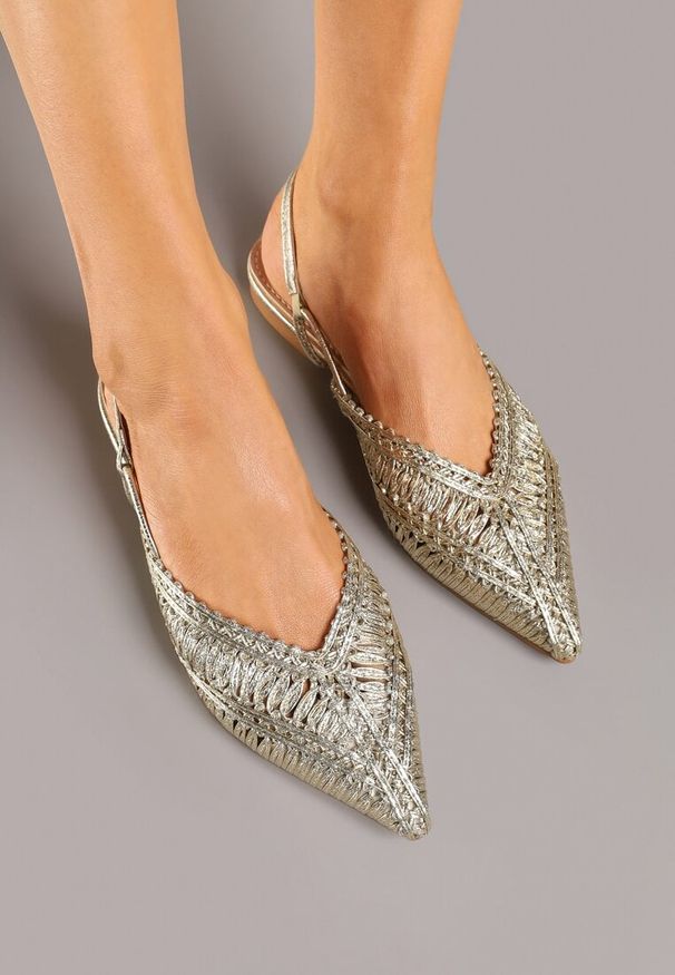Renee - Złote Sandały Typu Slingback z Metaliczną Nicią i Plecioną Cholewką Nilavalia. Okazja: na co dzień. Zapięcie: sprzączka. Kolor: złoty. Styl: elegancki, casual