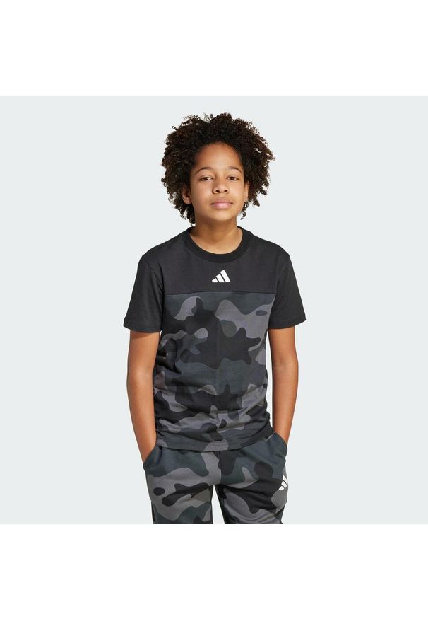 Adidas - Koszulka Seasonal Essentials Camo Cotton Kids. Kolor: czarny, biały, wielokolorowy. Wzór: nadruk. Sport: joga i pilates