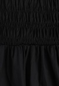 Renee - Czarna Sukienka Drop Waist Bez Rękawów Zdobiona Marszczeniem Natinelle. Okazja: na co dzień. Kolor: czarny. Długość rękawa: bez rękawów. Wzór: aplikacja. Styl: casual, elegancki #7