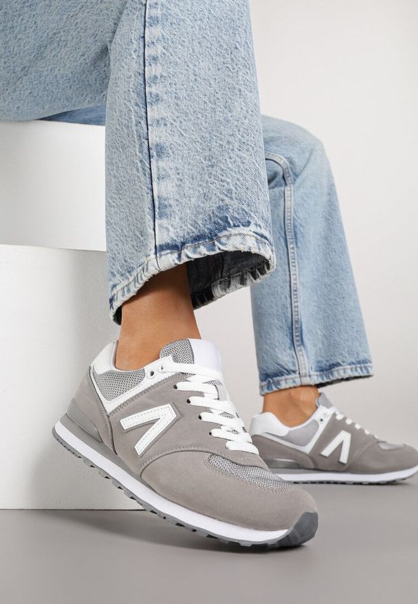 Renee - Szare Sneakersy Ozdobione Geometrycznym Motywem Rilenessa. Okazja: na co dzień. Kolor: szary. Materiał: jeans. Wzór: aplikacja, geometria