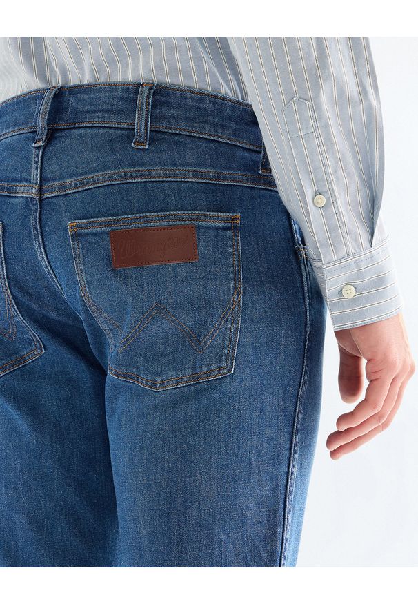 Wrangler - MĘSKIE SPODNIE WRANGLER GREENSBORO MID VISUAL 112378816