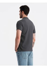 Ombre Clothing - Jednokolorowa koszulka męska polo BASIC z dzianiny pique - grafitowa V3. Okazja: na co dzień. Typ kołnierza: polo. Kolor: szary. Materiał: dzianina. Wzór: haft, aplikacja, jednolity. Styl: sportowy, wizytowy, casual #6