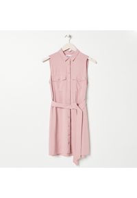 Sinsay - Sukienka koszulowa z paskiem - Różowy. Kolor: różowy. Typ sukienki: koszulowe #1