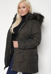 Born2be - Zielona Pikowana Kurtka z Odpinanym Kapturem Podszyta Futrem Jackitana. Okazja: do pracy. Kolekcja: plus size. Kolor: zielony. Materiał: futro. Styl: elegancki #7