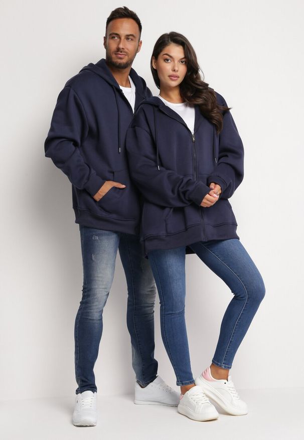 Born2be - Granatowa Bluza z Kapturem Kassica. Okazja: na co dzień. Typ kołnierza: kaptur. Kolekcja: plus size. Kolor: niebieski. Materiał: polar, dzianina. Długość rękawa: długi rękaw. Długość: długie. Styl: klasyczny, casual