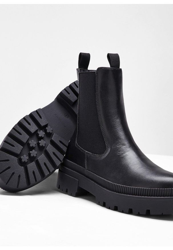 bonprix - Sztyblety z profilowaną podeszwą. Kolor: czarny