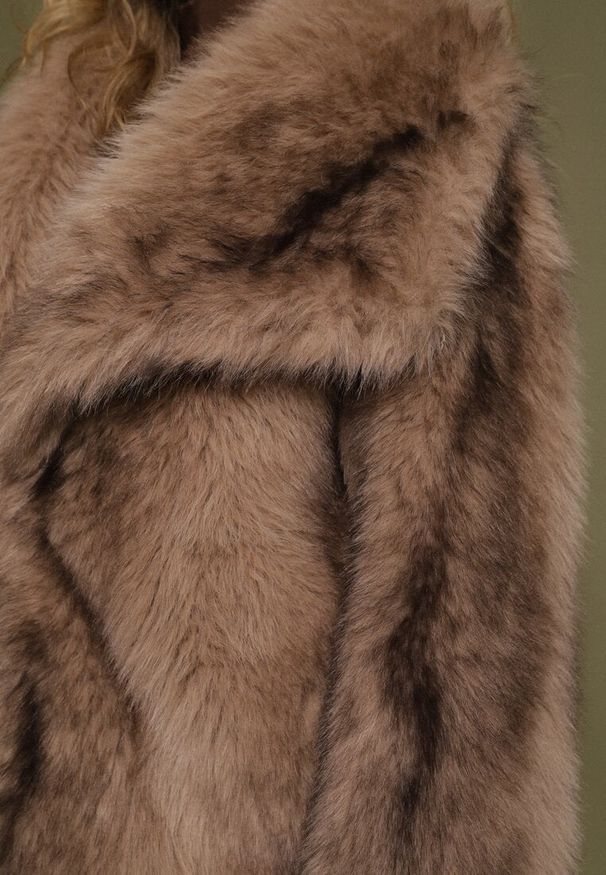 Born2be - Jasnobrązowa Oversizowa Kurtka Futerko z Szerokim Kołnierzem Lenelle. Okazja: na co dzień, na imprezę. Typ kołnierza: golf. Kolor: brązowy. Materiał: futro. Styl: casual, elegancki