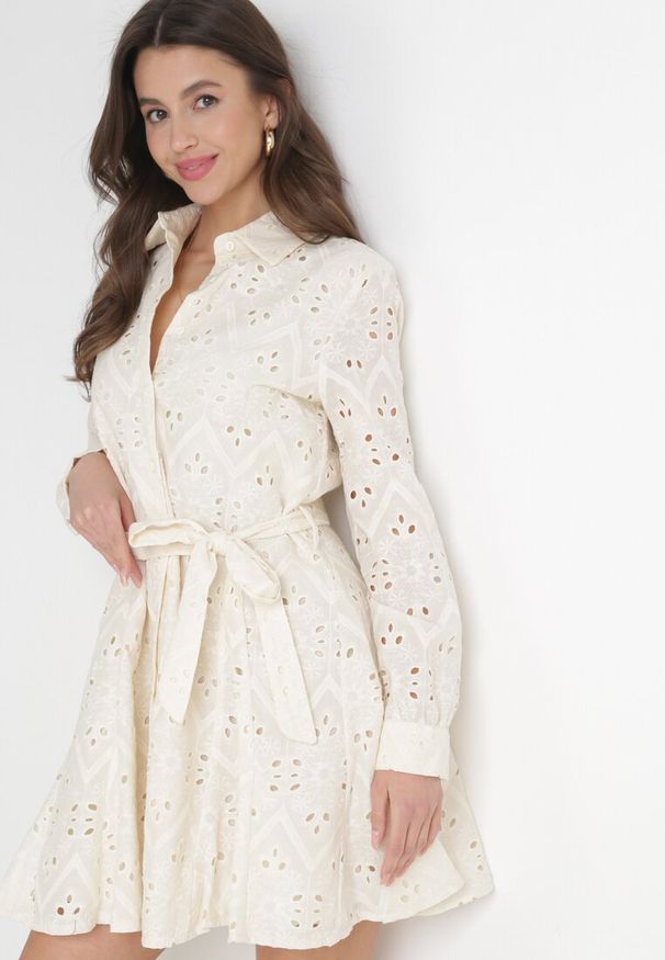 Born2be - Beżowa Ażurowa Sukienka Bawełniana z Wiązanym Paskiem Ilerah. Kolor: beżowy. Materiał: bawełna. Wzór: ażurowy. Styl: boho