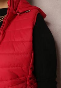 Renee - Czerwona Kamizelka Pikowana z Kapturem Rithe. Typ kołnierza: kaptur. Kolekcja: plus size. Kolor: czerwony. Materiał: materiał. Styl: sportowy #3