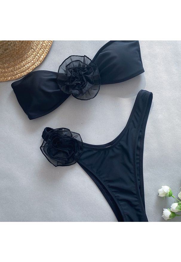 Intica - Bikini bez ramiączek z kwiatowym wzorem na lato Corella. Kolor: czarny. Materiał: tkanina, materiał. Wzór: kwiaty