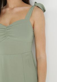 Born2be - Zielona Rozkloszowana Sukienka na Wiązanych Ramiączkach z Rozcięciem Kalora. Kolor: zielony. Materiał: tkanina. Długość rękawa: na ramiączkach. Wzór: gładki. Długość: maxi #6