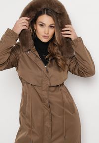 Born2be - Brązowa Kurtka za Kolano ze Ściągaczem i Kapturem z Futerkiem Adoresa. Kolor: brązowy. Materiał: futro #5