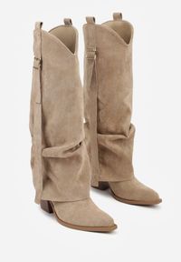 Renee - Ciemnobeżowe Kozaki na Stożku Typu Kowbojki Ozdobione Klamrą i Wywiniętą Cholewką Nalirella. Okazja: na co dzień. Zapięcie: klamry. Kolor: beżowy. Szerokość cholewki: normalna. Wzór: aplikacja. Materiał: skóra, jeans. Obcas: na stożku. Styl: casual, elegancki. Wysokość obcasa: średni #3