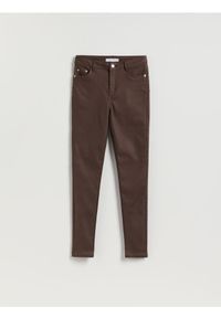 Reserved - Woskowane spodnie slim - ciemnobrązowy. Kolor: brązowy. Materiał: tkanina, wiskoza