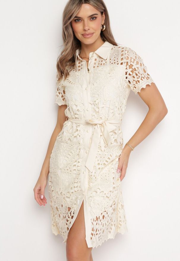 Born2be - Beżowa Ażurowa Sukienka Koszulowa Midi z Wiązanym Paskiem Pamy. Kolor: beżowy. Materiał: materiał, koronka. Długość rękawa: krótki rękaw. Wzór: ażurowy. Typ sukienki: koszulowe. Styl: klasyczny. Długość: midi