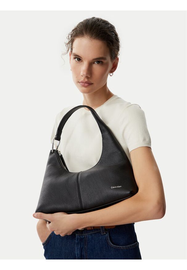 Calvin Klein Torebka Slouchy Leather Shoulder Bag LV04F3657G Czarny. Kolor: czarny. Materiał: skórzane