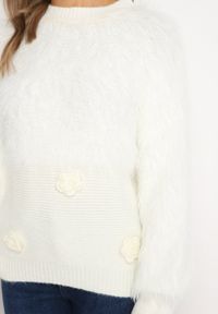 Born2be - Biały Sweter z Puszystymi Piórkami i Kwiatkami Arrgelia. Okazja: na randkę. Kolekcja: plus size. Kolor: biały. Materiał: wełna, jeans. Długość rękawa: długi rękaw. Długość: długie. Wzór: kwiaty #6