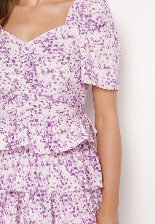 Born2be - Fioletowa Rozkloszowana Sukienka z Bufkami w Rękawach w Drobny Print z Falbankami Tineria. Okazja: na co dzień. Typ kołnierza: kołnierz z falbankami. Kolor: fioletowy. Wzór: nadruk. Typ sukienki: proste. Styl: casual