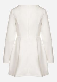 Born2be - Biała Sukienka Taliowana z Kwadratowym Dekoltem Jelzemis. Okazja: na spacer, na co dzień. Typ kołnierza: dekolt kwadratowy. Kolor: biały. Materiał: poliester. Długość rękawa: długi rękaw. Typ sukienki: proste. Styl: casual, elegancki #4