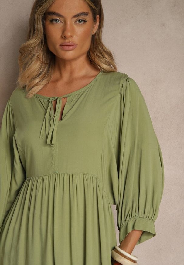 Renee - Zielona Wiskozowa Sukienka o Rozkloszowanym Kroju Wiązana przy Dekolcie Tilvessa. Okazja: na co dzień. Kolor: zielony. Materiał: wiskoza. Typ sukienki: rozkloszowane, proste. Styl: casual