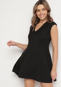 Born2be - Czarna Rozkloszowana Sukienka o Taliowanym Kroju Ellaira. Okazja: na co dzień. Kolor: czarny. Wzór: kolorowy. Styl: elegancki, casual