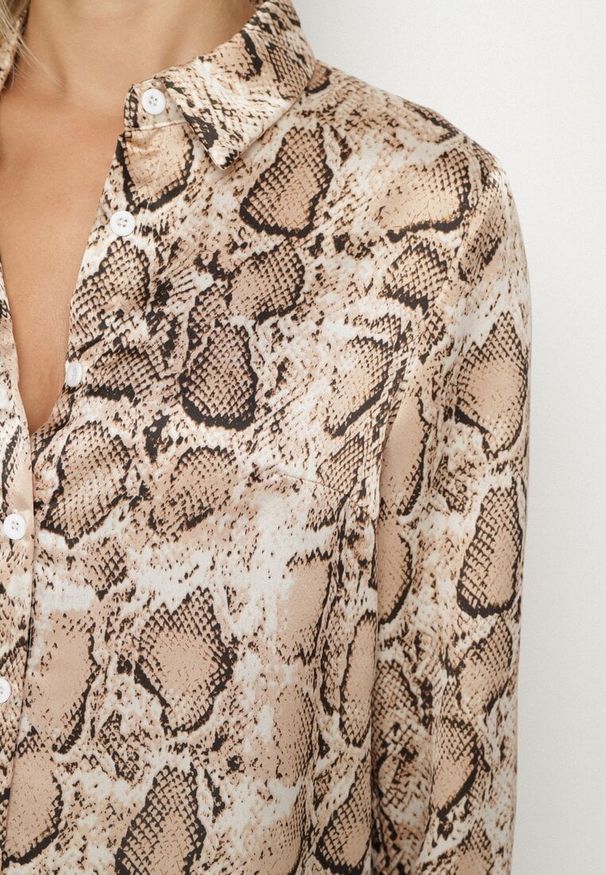 Born2be - Brązowa Satynowa Koszula Vices w Wężowy Wzór Reslida. Okazja: na co dzień, do pracy, na spotkanie biznesowe. Typ kołnierza: kołnierzyk klasyczny. Kolor: brązowy. Materiał: satyna. Długość rękawa: długi rękaw. Długość: długie. Styl: klasyczny, casual, biznesowy